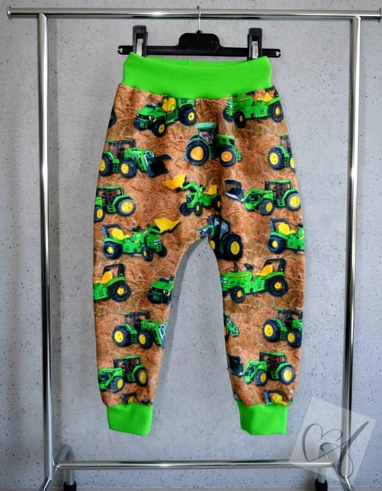 Dětské baggy tepláky se sníženým sedem Traktory vel.98