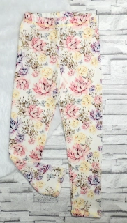 Legíny květy na smetanové